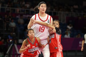 Es china, tiene 17 años y con sus 2,20 metros sorprende al mundo del básquetbol femenino