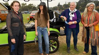 Zhao, la directora del film, junto a Frances McDormand, Charlene Swankie y Linda May