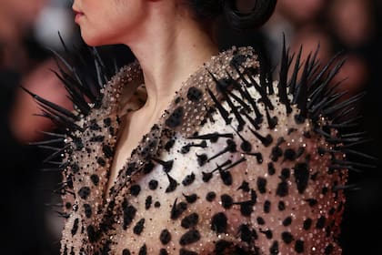 Zhao lució un vestido de la firma Schiaparelli que incluyó curiosas "espinas" como parte de su bordado