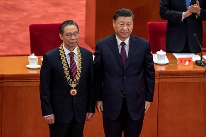 Zhong Nanshan, el experto médico más famoso de China, recibe un premio del presidente Xi Jinping, pero en la ceremonia no se mencionó al médico Li Wenliang que alertó del coronavirus en diciembre y fue sancionado por "difundir rumores" 