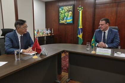 Zhu Qingqiao, embajador chino en Brasil, con el ministro de Agricultura Carlos Fávaro