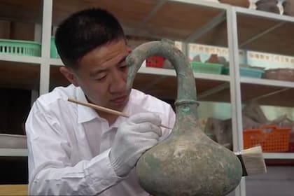 Zhu Xiaodong, subdirector de Reliqiuas Cuturales de la ciudad de Sanmenxia, dijo que el hallazgo podía pertenecer al final de la dinastía Qin o principios de la dinastía Han, ambas etapas ocurridas hace más de 2000 años