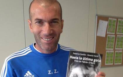 Zidane con el libro autoreferencial de O''''''''Neill ''''''''Hasta la última gota''''''''
