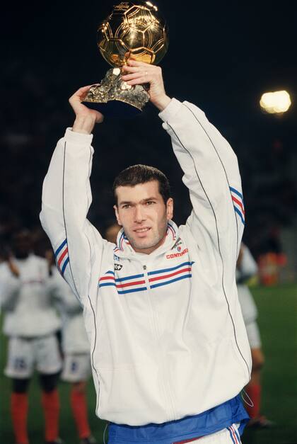 Zidane sosteniendo el Balón de Oro que le fue otorgado en 1998.