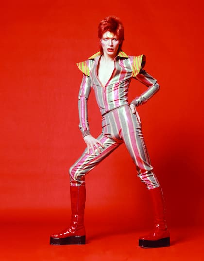 Ziggy Stardust, uno de los álter-ego más famosos de David Bowie (izquierda)