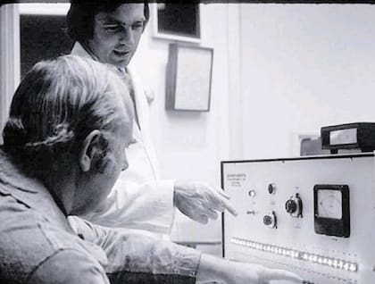 Zimbardo se basó en el experimento de Milgram que buscaba entender los crímenes del nazismo