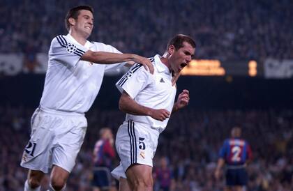 Zinedine Zidane, luciendo el número 5 de Real Madrid, celebrando con el argentino Santiago Solari.