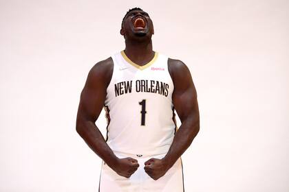 Zion Williamson de New Orleans Pelicans posa para las fotos durante el Media Day