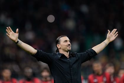 Zlatan Ibrahimovic agradece los aplausos de los hinchas tras su último partido en Milan, ante Hellas Verona, el 4 de junio de 2023