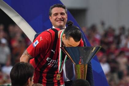 Zlatan Ibrahimovic besando la copa de la Serie A