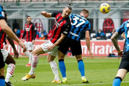 Zlatan Ibrahimovic intenta, en un ataque de Milan.