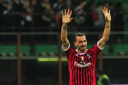 Zlatan Ibrahimovic fue confirmado como nuevo jugador de Milan y regresa al club italiano