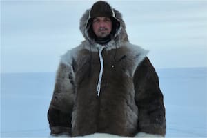 Quién es la estrella de fútbol que viajó al Ártico y lució irreconocible