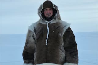 Quién es la estrella de fútbol que viajó al Ártico y lució irreconocible