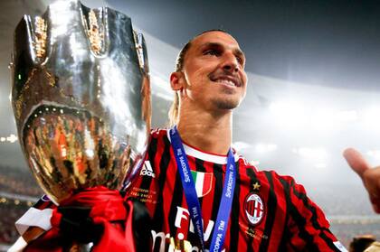 Zlatan jugó en Milan en 2010/11 y 2011/12 y ganó el Calcio y la Supercopa de Italia