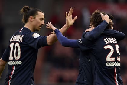 Zlatan saluda a Rabiot, autor de dos goles