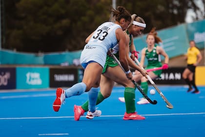 Zoe Díaz intenta llevarse la bocha en la victoria de Argentina ante Irlanda