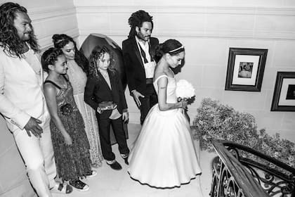 Zoe en su casamiento rodeada de sus padres, Lenny Kravitz y Lisa Bonet, de su padrastro Jason Momoa y de sus hermanastros, Nakoa-Wolf Manakauapo Namakaeha y Lola Iolani Momoa