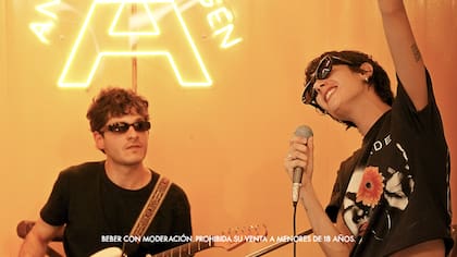 Zoe Gotusso en pleno disfrute de su show íntimo en el espacio de Andes Origen en el Festival Montaña.