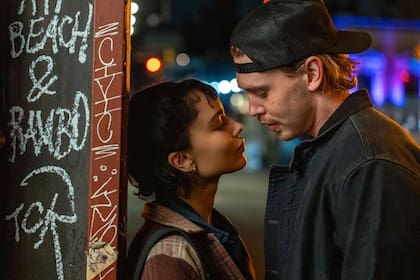 Zoë Kravitz interpreta a Yvonne, la novia de Hank en un coqueteo que abraza el sexo y esquiva el compromiso.