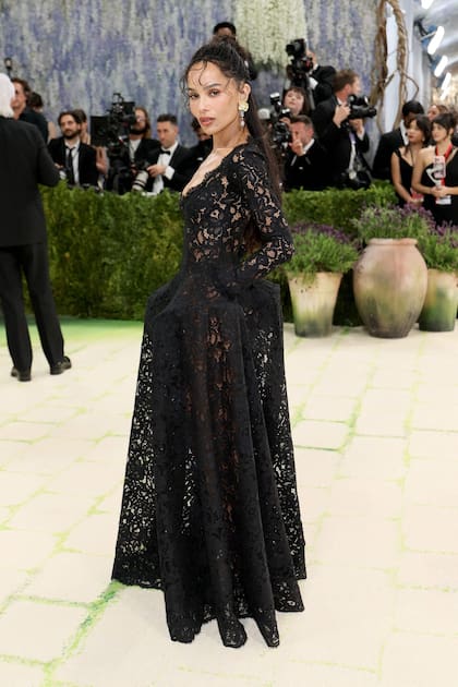 Zoë Kravitz, que es parte del comité organizador de la MET Gala desde hace varios años, deslumbró con un atuendo de encaje de Saint Laurent