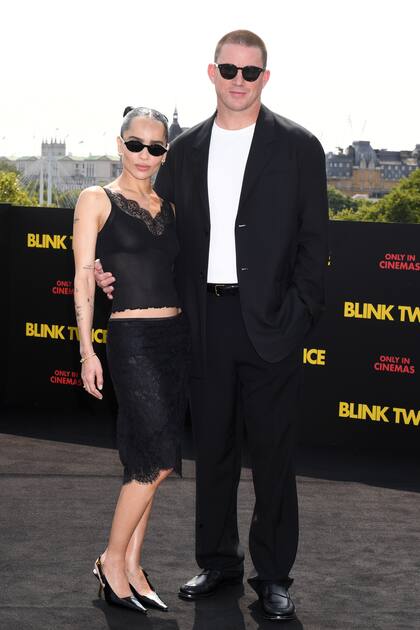 Zoë Kravitz y Channing Tatum, compañeros en la vida y en el trabajo. La pareja, que blanqueó su romance en el 2021 y se comprometió a finales del 2023, fue la protagonista absoluta del estreno de Parpadea dos veces en Londres. El evento fue el escenario perfecto para dejar en claro lo bien que la pasan juntos: allí se los pudo ver cómplices, engamados y a puro mimo