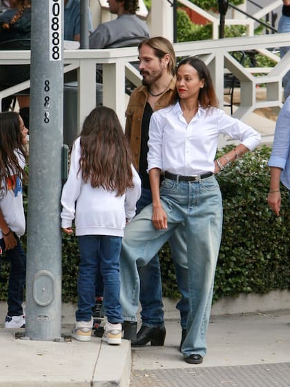 Zoe Saldaña disfruta de su vida en pareja junto con el artista italiano Marco Perego, con quien lleva una década de matrimonio; juntos comparten la crianza de sus tres hijos