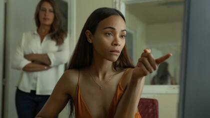 Zoe Saldaña, estadounidense de ascendencia dominicana, personifica a la abogada Rita Mora Castro