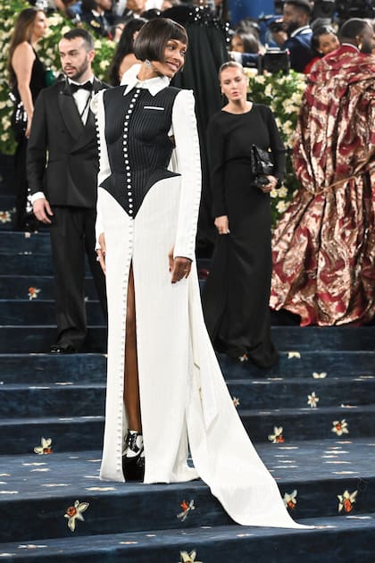 Zoe Saldaña
llevó un vestido
trajeado bicolor
con abertura
frontal de
Thom Browne y
mocasines con
taco haciendo
juego.