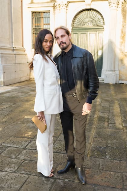 Zoe Saldaña, muy amiga de Salma, apostó por un traje blanco. Junto a ella, su marido, el productor y director Marco Perego