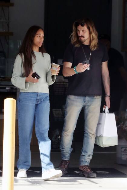 Zoe Saldana y Marco Perego fueron vistos en el mercado de Jade en Bel Air.  Mientras la actriz de 44 años lucía un suéter, jeans y zapatillas, su pareja optó por un outfit más veraniego para ir de compras