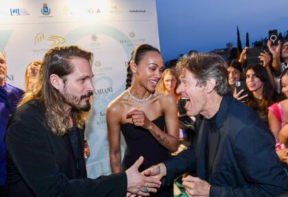 Zoe Saldana y Marco Perego saludando a algunos colegas en el Festival de Cine de Taormina. La ausencia del edén es el debut de Perego como director