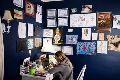 Zoe Sumner, 13, participa de una clase en línea en su casa en Minneapolis, 12 de febrero de 2021