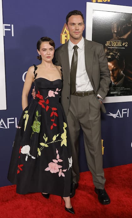 Zoey Deutch y Nicholas Hoult en la premier de Juror #2 durante el cierre del AFI Fest en Hollywood. El último film de Clint Eastwood narra la historia de un escritor que descubre que los detalles de un caso de asesinato lo afectan inquietantemente de cerca