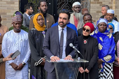 Zohran Mamdani, candidato demócrata a la alcaldía de Nueva York, habla en la mezquita del Centro Cultural Islámico del Bronx, el viernes 24 de octubre de 2025, en Nueva York