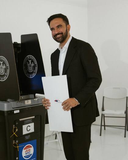 Zohran Mamdani ganó las elecciones primarias demócratas con el 56% de los votos