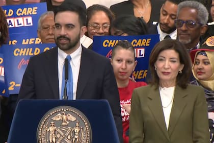 Zohran Mamdani y Kathy Hochul comunicaron la noticia sobre el programa 2-K de Nueva York en una conferenca conjunta