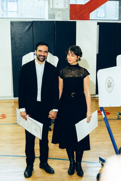 Zohran Mamdani y su esposa, Rama Duwaji, emiten su voto el Día de las Elecciones en Nueva York, el 4 de noviembre de 2025.