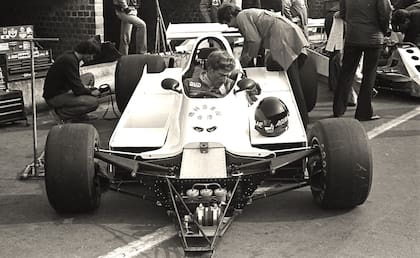 Zolder 1980. Felipe (a la izquierda) revisando la presión de las gomas de Shadow de David Kennedy