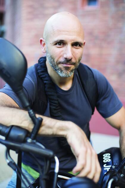 Zombis, detectives, hombres lobo y policías conviven en Trasnoche vudú, la obra de Mariano Buscaglia