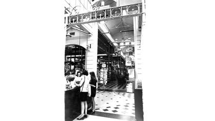Zona comercial del Barrio de Recoleta. Interior del edificio de Casa Tía. 30 de diciembre de 1991.