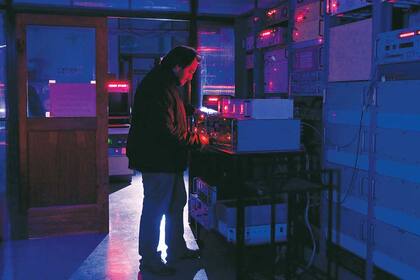 Zona de control. Desde aquí, los ingenieros configuran el radiotelescopio