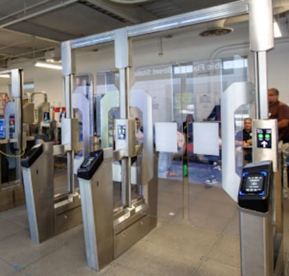 Zona de ingreso al subte neoyorquino, donde la M.T.A. busca reducir las pérdidas por viajes no pagados