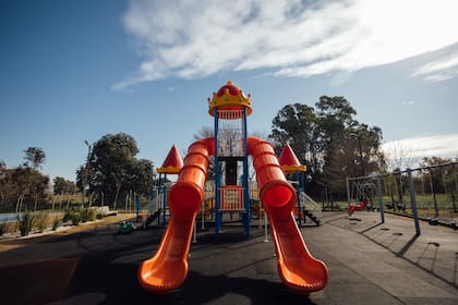 Zona de juegos infantiles: diversión segura y al aire libre.