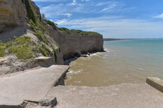 Cómo es el acantilado donde cayó y murió una periodista