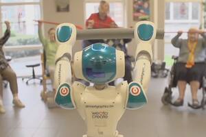 Este es Zora, el robot que cuida ancianos
