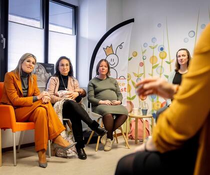 Zorreguieta combinó el conjunto de blazer y pantalón con una polera gris y stilettos a tono (Foto: Instagram @koninklijkhuis)