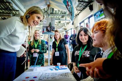 Zorreguieta llevó unos elegantes aretes con piedras azules y brillantes (Foto: Instagram @koninklijkhuis)