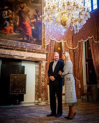 Zorreguieta lució elegante con su vestido midi en blanco y negro de Oscar de la Renta para una actividad en el Palacio Real (Foto: Instagram @patrickvkatwijk)