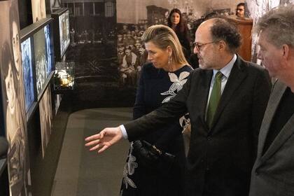 Zorreguieta recorrió la exhibición acompañada por el director ejecutivo de la casa de Ana Frank, Ronald Leopold (Foto: Instagram @annefrank.exhibit / John Halpern)